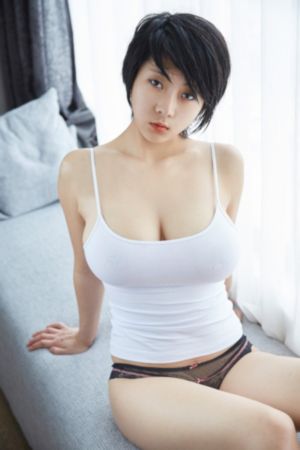 两男吮着她的花蒂尿的拍摄地点